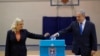 Le Premier ministre israélien Benjamin Netanyahu et son épouse Sara ont voté lors des élections législatives dans un bureau de vote à Jérusalem, le lundi 2 mars 2020. (Atef Safadi/Pool Photo via AP)