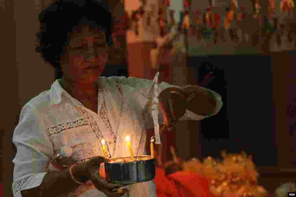 ពុទ្ធបរិស័ទកាន់ចានដែលដាក់បាយបិណ្ឌ នាថ្ងៃដាក់បិណ្ឌទីមួយនៅវត្តកោះ រាជធានីភ្នំពេញ កាលពីថ្ងៃទី២៨ ខែកញ្ញា ឆ្នាំ២០១៥។ (ឡេង ឡែន/VOA)