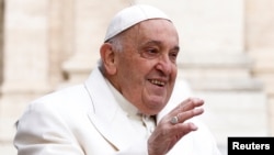 Paus Fransiskus memberi isyarat saat audiensi umum mingguan di Lapangan Santo Petrus di Vatikan, 3 April 2024. (Foto: REUTERS/Guglielmo Mangiapane)