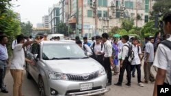 និស្សិត​បង់ក្លាដែស​បញ្ឈប់​រថយន្ត​មួយ​គ្រឿង​ដើម្បី​ពិនិត្យ​មើល​បណ្ណ​បើកបរ​របស់​អ្នកបើកបរអំឡុង​បាតុកម្ម​មួយ​ក្នុង​ទីក្រុង​ Dhaka ប្រទេស​បង់ក្លាដែស​កាលពីថ្ងៃទី​០៤ សីហា ២០១៨។