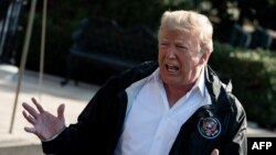 도널드 트럼프 미국 대통령이 19일 백악관에서 전용헬기 마린원 탑승에 앞서, 남북한 정상의 평양공동선언에 대한 평가를 묻는 기자들의 질문에 답하고 있다. 트럼프 대통령은 이 날 최근 허리케인 피해를 입은 노스캐롤라이나주를 방문했다.