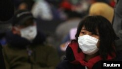 រូបឯកសារ៖ អ្នកដំណើរជើងហោះហើរ China Eastern Airline ទៅកាន់ក្រុងសៀងហៃ ប្រទេសចិន រង់ចាំឡើងយន្តហោះ នៅព្រលានយន្តហោះ Soekarno Hatta ក្នុងប្រទេសឥណ្ឌូនេស៊ី កាលពីថ្ងៃទី០៤ ខែកុម្ភៈ ឆ្នាំ២០២០។ 