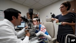 Doktor Alfonso Sabater pregledava oči Antonija Vento Karvahala, koji zahvaljujući genetskoj terapiji ponovo može da vidi.