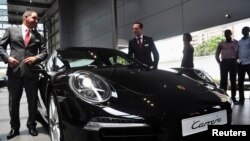 Một người đạo sĩ Sadhu, ngồi gần lửa để giữ ấm vào ngày đầu tiên của lễ hội Swasthani Brata Katha ở Kathmandu, Nepal. Trong suốt lễ hội kéo dài cả tháng, tín đồ mỗi ngày đọc một chương chuyện cổ Hindu trong 31 chương của sách thiêng Swasthani Brata Katha nói về Thần Madhavnarayan và Nữ thần Swasthani, cùng những thần và nữ thần khác và những chiến công kỳ diệu của họ.<br />
&nbsp;