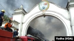 Petugas pemadam kebakaran berupaya memadamkan si jago merah yang melalap Pasar Klewer Solo hingga Minggu pagi, 28 Desember 2014 (Foto: VOA/Yudha)