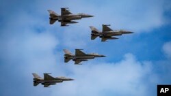 اف-۱۶ یکی از پیشرفته‌ترین جت‌های جنگی در جهان است که قدرت بلند مانور در شرایط مختلف جوی را دارد. 