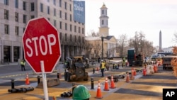 ภาพคนงานที่กำลังลบชื่อ Black Lives Matter ออกจากพื้นผิวถนนที่อยู่ใกล้ ๆ ทำเนียบขาว ในกรุงวอชิงตัน ในวันจันทร์ที่ 10 มี.ค. 2568
