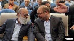 مهدی چمران،چپ، از متحدان سیاسی محمدباقر قالیباف، رئیس مجلس شورای اسلامی، است.آرشیو