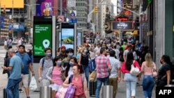 Kerumunan orang di Times Square, AS, pada 13 Juli 2021 di New York City. (Foto: AFP)