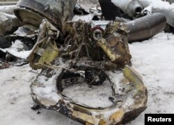 우크라이나 당국이 북한이 러시아에 제공했다며 공개한 지난 1월 6일 하루키우시에 떨어진 미사일 파편.