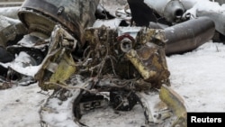 우크라이나 검찰 관계자가 지난 1월 러시아가 공격에 사용한 북한제 미사일로 추정되는 미사일 잔해를 공개했다.