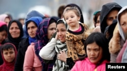 5일 그리스-터키 접경에서 난민들이 음식을 받기 위해 줄 서 있다.