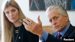 Yadro qurollariga qarshi faollar - aktyor Maykl Duglas (o'ngda) va Yadro qurollarini bekor qilish xalqaro kampaniyasi rahbari Beatrisa Fin, Jeneva, Shveysariya, 12-may, 2016-yil