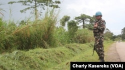 Un Casque bleu de la mission des Nations unies au Congo patrouille à Oicha. VOA / Charly Kasereka