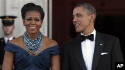 Presiden Obama bersama ibu negara Michelle Obama berhasil meraup 4,5 juta dolar dana kampanye dalam dua acara 'fundraising dinner' terpisah di kota New York (foto: dok).