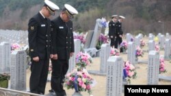천안함 사고 4주기를 하루 앞둔 25일 천안함 생존장병들이 희생장병이 잠든 대전현충원 46용사 묘역을 찾아 참배하고 있다.