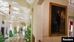 Dekorasi Natal dengan tema "We the People" menghiasi Gedung Putih pada musim liburan tahun ini. Tema tersebut diungkap ke publik pada 28 November 2022. (Foto: Reuters/Jonathan Ernst)