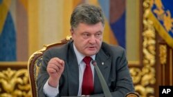 Presiden Ukraina Petro Poroshenko dalam pertemuan Dewan Keamanan di Kyiv di Ukraina, Juli.