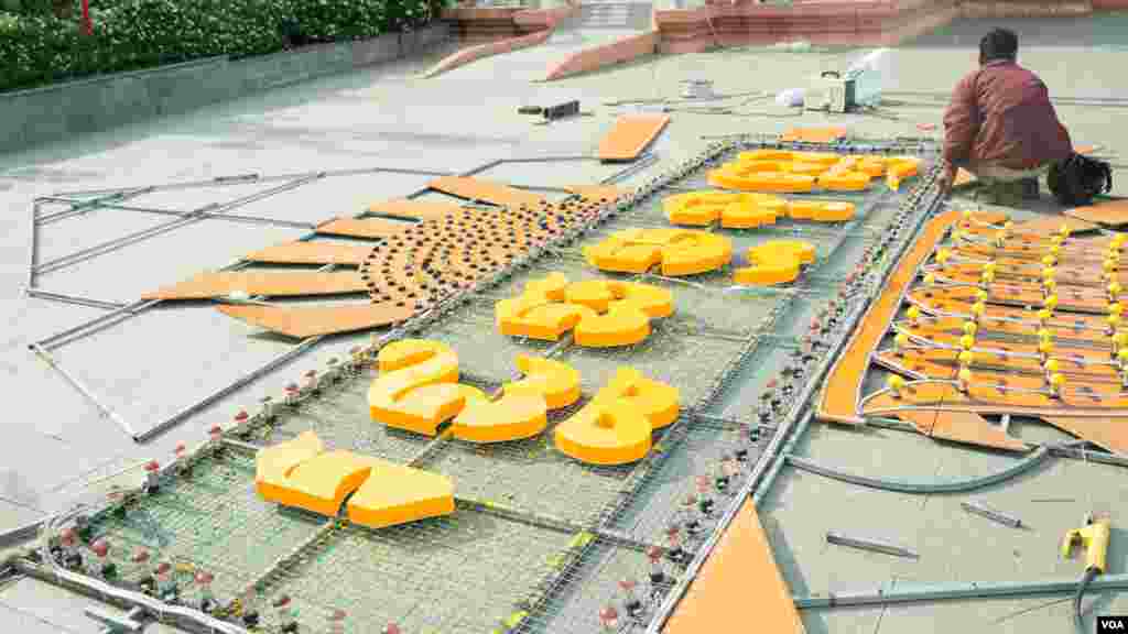 ការ​រៀបចំ​តម្លើង​ប្រទីប​ ដើម្បី​អបអរសាទរ​ព្រះរាជពិធីបុណ្យ​អុំទូក បណ្ដែត​ប្រទីប និង​សំពះ​ព្រះខែ អក​អំបុក​ក្នុង រាជធានី​ភ្នំពេញ​ កាលពី​ថ្ងៃទី​១៩ ខែ​វិច្ឆិកា ឆ្នាំ ២០១៨។ (ទុំ ម្លិះ/VOA)