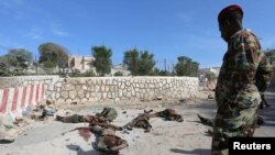 21일 소말리아 반군이 대통령궁을 공격해 적어도 17명이 사망했따..