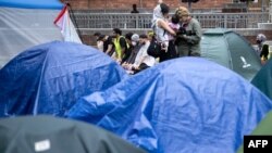 Demonstran melakukan salat di tengah aksi protes pro Palestina di George Washington University pada 6 Mei 2024, di Washington, DC. (Foto: AFP/Brendan Smialowski)