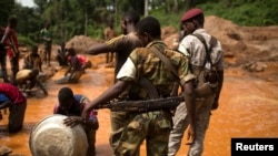 Les ex-combattants Séléka surveillent les prospecteurs d'or à la mine à ciel ouvert de Ndassima près de Djoubissi, Centrafrique, 9 mai 2014