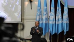 Speaking to reporters after returning a set of maps to the UN, Foreign Minister Hor Namhong said critics and the opposition should “end their campaign” over border issues. (Photo: Hean Socheata/VOA Khmer)