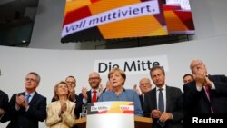 Liderka Hriščansko-demokratske unije (CDU) i nemačka kancelarka Angela Merkel reaguje nakon objavljivanja prvih rezultata anketa nakon nemačkih opštih izbora u Berlinu, 24. septembra 2017.