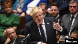 PM Inggris Boris Johnson menjawab pertanyaan anggota parlemen Inggris dalam sebuah sesi di London, pada 20 April 2022. (Foto: Handout via Reuters/UK Parliament/Jessica Taylor)