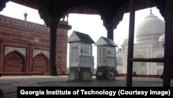 Olimlarning aytishicha, oddiy chang-to'zon, o'tin va axlatni yoqish Toj Mahalning oq marmardan ishlangan gumbazi va minoralarini och jigarrang-sarg'ish tusga solayapti.