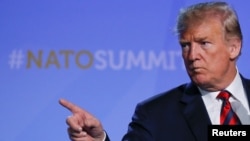 Presiden AS, Donald Trump, berbicara di konferensi pers setelah ikut serta dalam Pertemuan Puncak NATO di Brussels, Belgia, 12 Juli 2018 (foto: Reuters/Yves Herman)
