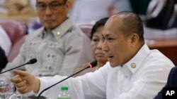 អ្នក​តំណាងរាស្រ្ត​ Gary Alejano ធ្វើ​កាយវិការ​ខណៈពេល​ដែល​លោក​ព្យាយាម​ការពារ​ពាក្យបណ្ដឹង​ចោទប្រកាន់​លោក​ប្រធានាធិបតី​ Rodrigo Duterte ក្នុង​អំឡុង​ពេល​ស្តាប់សវនាការ​គណៈកម្មការ​យុត្តិធម៌​នៅវិមាន​រដ្ឋសភា​ (រូបថត​ថ្ងៃទី១៥​ ខែឧសភា​ ឆ្នាំ២០១៧)។ 