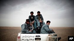 Tentara Amerika membantu tentara nasional Afghanistan. (Foto: Dok)