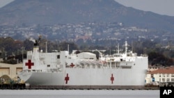 停靠在加州圣迭戈海军基地的美国海军仁慈号医院船.(2020年3月18日)