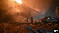 Спасувачите на Државната служба за вонредни состојби работат на гасење на пожар во зграда по напад со дрон во Харков, на 28 јануари 2025 година, среде руската инвазија во Украина. (Фото: АФП)