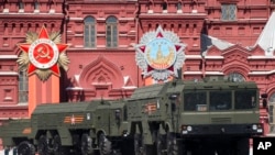 世界反法西斯战争胜利70周年俄罗斯在莫斯科红场展示其洲际弹道导弹。（资料照）