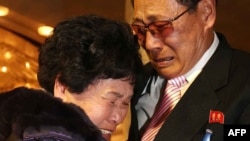 Lee Son-hyang, 88, (L) of South Korea and Lee Yoon Geun, 72 (R) of North Korea embrace during a reunion event for families divided by the two countries, at the Diamond Mountain resort in North Korea on February 20, 2014. (AFP Photo/Yonhap)
