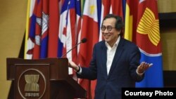 រូបឯកសារ៖ អតីត​អ្នកការទូត​សិង្ហបុរី​លោក Bilahari Kausikan ក្នុង​អំឡុង​ពេល​នៃ​វេទិកា​មួយ នៅ​លេខាធិការដ្ឋាន​អាស៊ាន ក្នុង​ទីក្រុង​ហ្សាកាតា ប្រទេស​ឥណ្ឌូនេស៊ី កាល​ពី​ថ្ងៃទី​២២ ខែមីនា ឆ្នាំ២០១៩។ (រូបថត​ដកស្រង់​ពី​គេហទំព័រ ASEAN) 