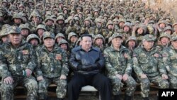 김정은(앞줄 가운데) 북한 국무위원장이 6일 군 서부지구 중요 작전훈련 기지를 방문해 기념사진을 찍고 있다. 조선중앙통신이 다음날 공개한 장면.