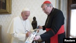 Kardinal George Pell (kanan) bersama Paus Fransiskus saat masih menjabat sebagai penasihat senior Paus di Vatikan (foto: dok).