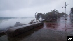 Angin kencang dan gelombang besar yang dipicu oleh badai tropis Erika, menghantam pantai Santo Domingo, di Republik Dominika (28/8). (AP/Tatiana Fernandez)