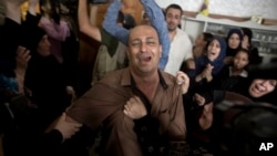 Rođaci 15-ogodišnjeg Amira al Nimra, koji je ubijen zajedno sa drugim tinejdžerom u nedelju u izraelskom vazdušnom udaru na Gazu, žale na sahrani u porodičnoj kući u Gazi, 15. juna 2018.