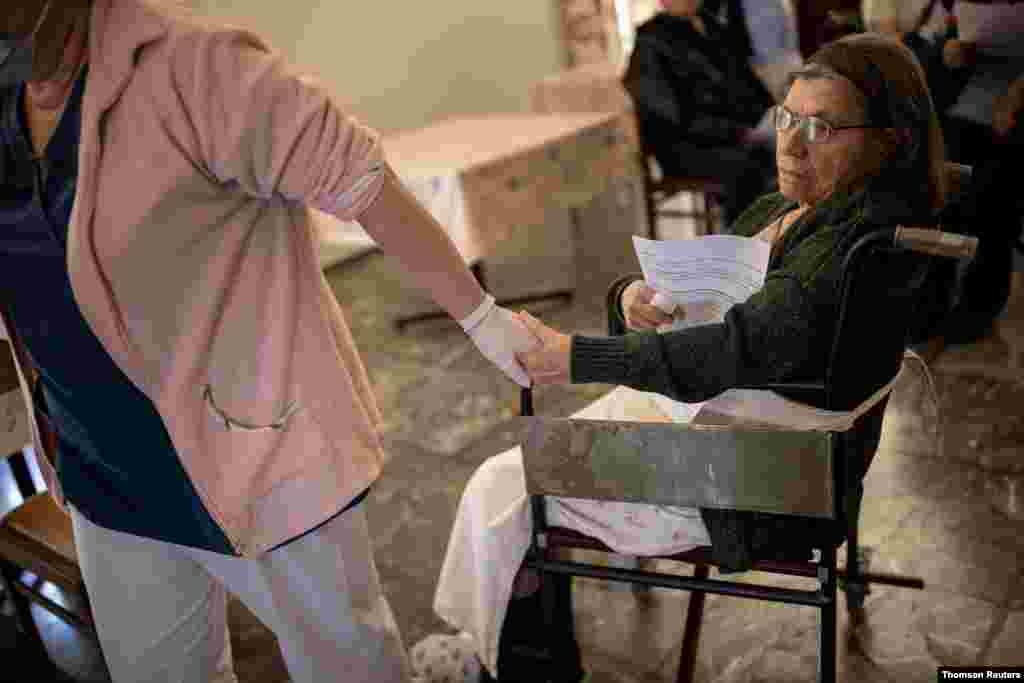 그리스 아테네 양로원에서 신종 코로나바이러스 백신 예방 접종이 진행되고 있다. 