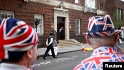 Para pendukung keluarga Kerajaan Inggris menunggu di luar Lindo Wing di Rumah Sakit St. Mary. Kate Middleton dilarikan ke rumah sakit ini karena masuk tahap awal proses persalinan anak ketiga, di London, 23 April 2018.