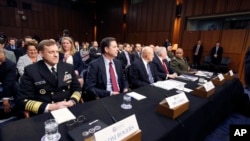 美国联邦调查局局长科米（前排左起第二人）和国家安全局局长、海军上将罗杰斯（前排左起第一人）在参议院听证会上（2016年2月9日）