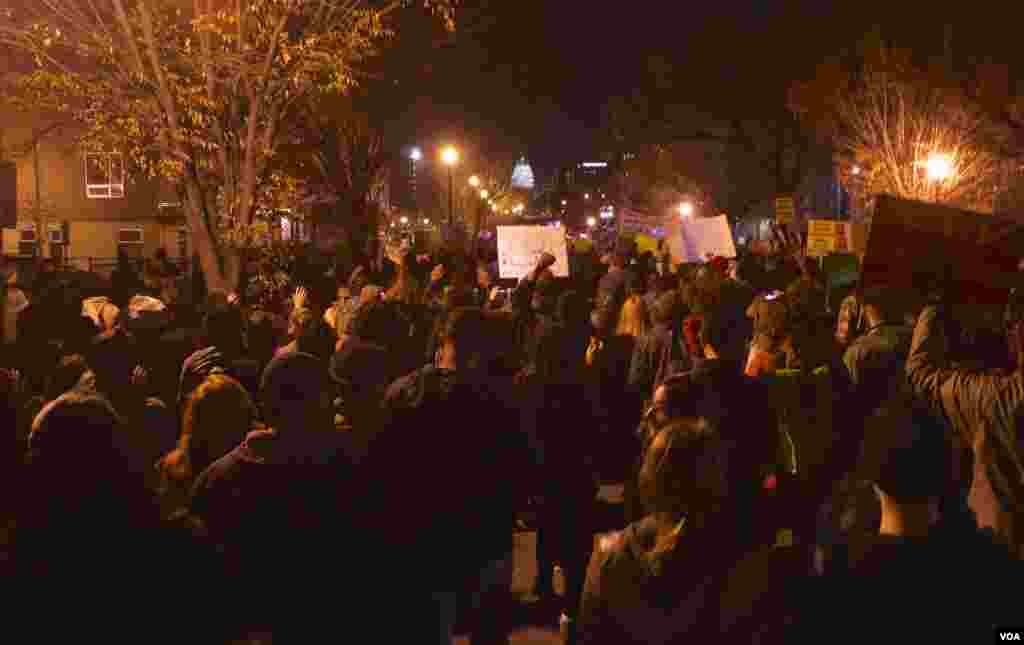 Manifestantes protestaram em Washington DC na noite de Terça-feira, 25, em solidariedade com a comunidade de Ferguson.&nbsp; Nov. 2014