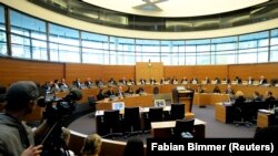 Les juges du Tribunal international du droit de la mer (TIDM) siègent lors d'une audience à Hambourg, le 6 novembre 2013. (Photo: REUTERS/Fabian Bimmer)