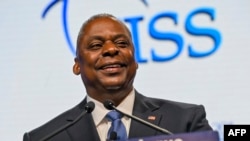 （资料照片）2023年6月3日，美国国防部长劳埃德·奥斯汀在新加坡举行的第20届香格里拉对话峰会上发表讲话。