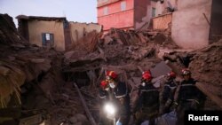 Ma'aikatan ceto na laluben baraguzan gine-gine domin ceto wadanda suka tsira da ransu 