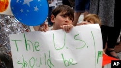 Polşada Qlobal İqlim tətilində iştirak edən etirazçı&nbsp;meymun maskası taxıb.&nbsp;